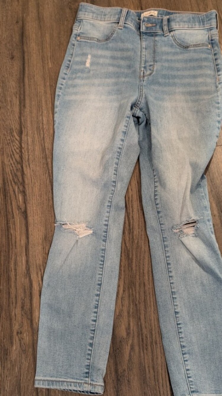 3/$16 Light Blue Womens Distressed High Rise Jeans Size:4